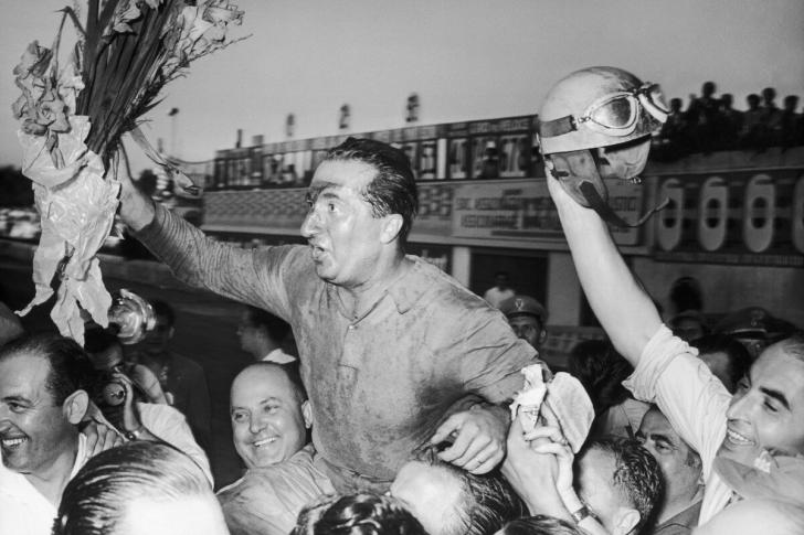 Alberto Ascari celebra la vittoria a Monza nel 1951