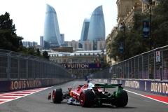 La Ferrari di Charles Leclerc sul circuito di Baku per il Gran Premio dell'Azerbaigian