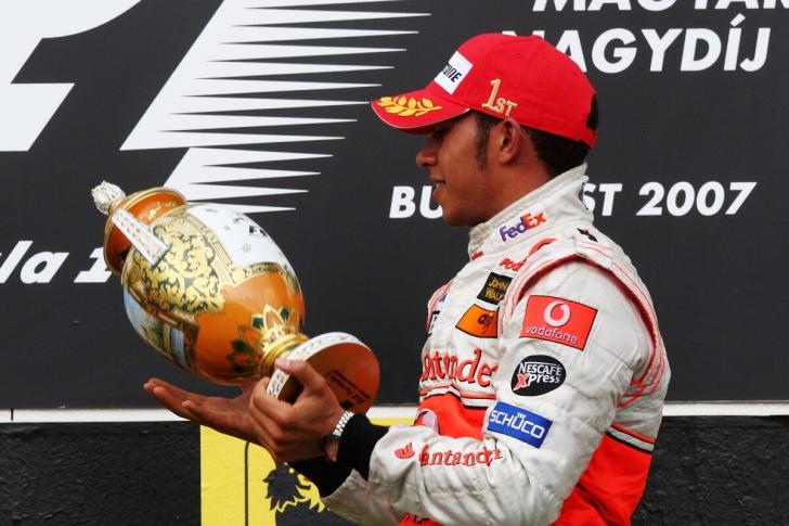 Un giovane Lewis Hamilton festeggia la vittoria nel 