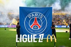 Il logo della Ligue 1 davanti allo stemma del PSG
