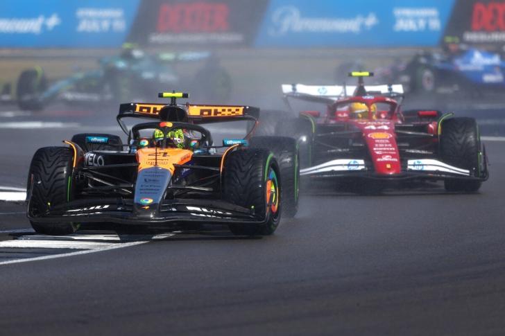 Lewis Hamilton sulla Ferrari duella con Lando Norris sulla McLaren, 