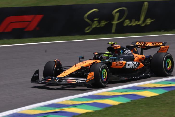 La McLaren di Lando Norris sul circuito di Interlagos, sede del GP del Brasile