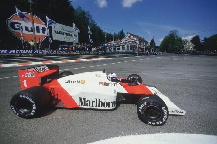 Alain Prost sulla McLaren durante il Gran Premio del Belgio del 1986 sulla pista di Spa