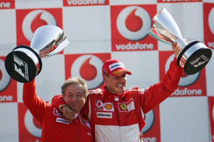 Michael Schumacher e Jean Todt celebrano la vittoria della Ferrari sul circuito di Monza nel Gran Premio d'Italia 2006