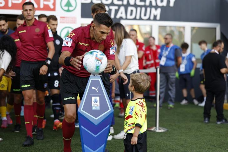 L'arbitro Tremolada all'ingresso di una partita di Serie A