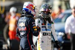 Max Verstappen e Oscar Piastri